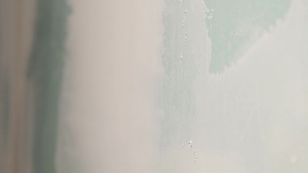 Les travailleurs masculins mains professionnellement plâtre mur gris avec grand couteau à crampons 