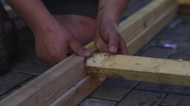 Mans elele becermeyi iki uzun sarı ahşap plakalar.