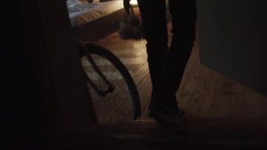 Güzel kadın adam çiçekli Oda girdiğinde ışık ile yatak odasında uyuyor