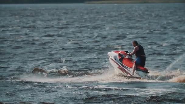 SAINT PETERSBURG, RÚSSIA - 13 de agosto de 2016: Homem gordo em colete salva-vidas montando jet ski na água do lago, fazendo curvas e saltos — Vídeo de Stock