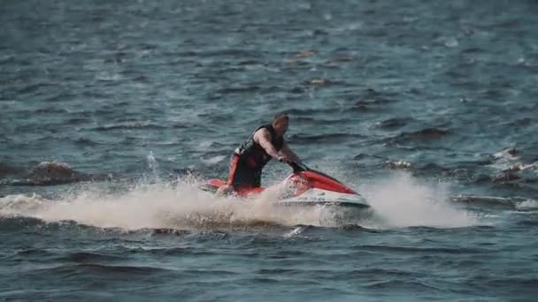 SAINT PETERSBURG, RÚSSIA - 13 de agosto de 2016: Gordo em colete salva-vidas montando jet ski na água do lago, fazendo curvas e saltos — Vídeo de Stock