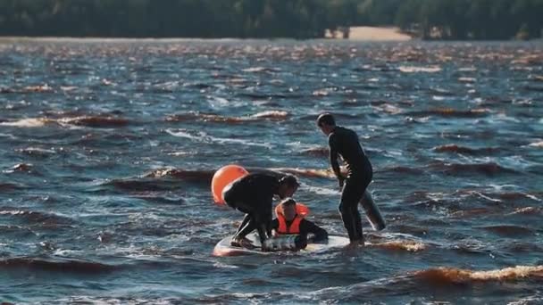 SAINT PETERSBURG, RUSIA - 13 AUGUST 2016: Doi bărbați în veste de viață care se luptă cu lilieci moi placă de surfing în apă — Videoclip de stoc