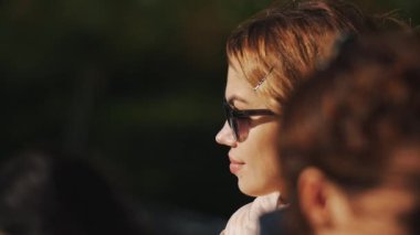 Saint Petersburg, Rusya - 13 Ağustos 2016: Sunglusses yüz yan görünümü dışında rüzgarlı güneşli'deki genç güzel sarışın kız