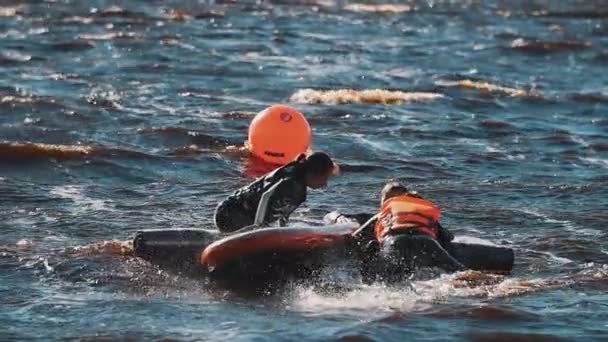 SAINT PETERSBURG, RUSSIA - 13 AGOSTO 2016: Due ragazze in tuta subacquea e in diretta su tavole da surf in acqua — Video Stock