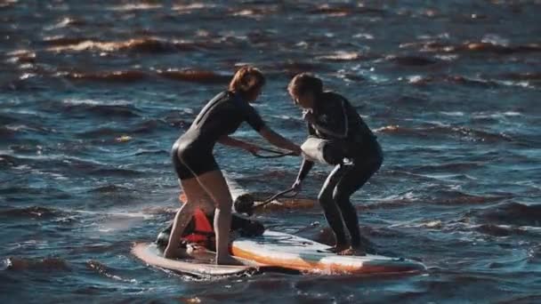 Saint Petersburg, Federacja Rosyjska - 13 sierpnia 2016: Dwie dziewczyny w kamizelki walki z miękkich nietoperzy surfing deski w wodzie — Wideo stockowe