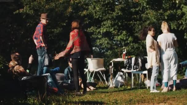 SAN PETERSBURGO, RUSSIA - 13 AGOSTO 2016: Gruppo di giovani che fanno picnic all'aperto nella natura in una giornata estiva ventosa — Video Stock