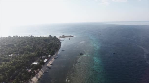 Impresionante paisaje de isla con palmeras, lindas costas y barcos . — Vídeos de Stock