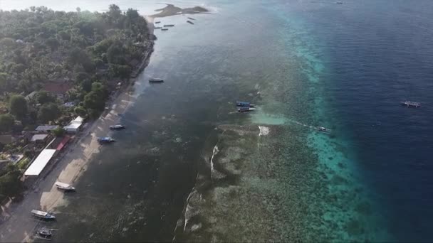 Paisagem espetacular da ilha com palmeiras, linha costeira bonito e barcos . — Vídeo de Stock