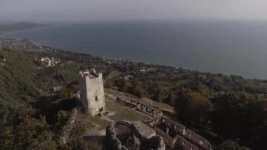 Anacopia kale Abhazya ve uzun sahil sahil inanılmaz mavi gökyüzü ile güneşli gün yaz Vadisi ve yeşil tepeler ile bağlanma ile şaşırtıcı Karadeniz ile güzel manzara havadan görünümü.