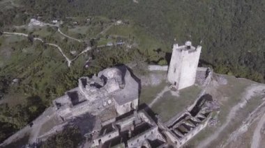 Eski Anacopia Kalesi'nin Abhazya güneşli yaz gününde hava toplayan