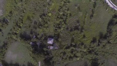 Ağaçlar, çalılar ve yeşil tepeler ile kırsal alan gökyüzü görünümü yaz gününde