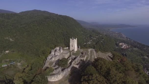 Belleza de la fortaleza de Anacopia en Abjasia y el Mar Negro en el soleado día de verano — Vídeos de Stock