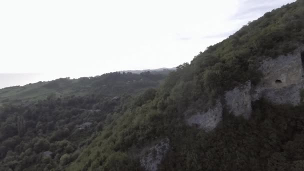 Cute pemandangan bukit hijau dengan gua, Laut Hitam, Abkhazia shorecost — Stok Video
