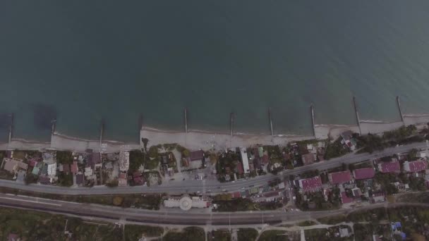 Sky view blå vatten med hamnen, staden hus, lantlig väg och bilar. — Stockvideo