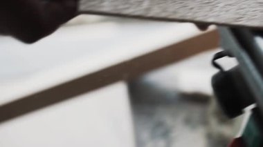 Günışığı odasında daire testere kesim ahşap tahta ile siyah metalik tablo.