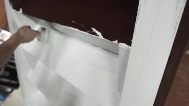 Eller erkek işçinin aktif olarak gri duvarlar beyaz büyük fırça ile boya