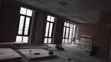 Büyük siyah çerçeveli pencereler, katta ve iskele plakalar ile karanlık daire
