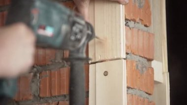 Kamera gösterir mans el holding ve elektrikli tornavida ile çalışma.