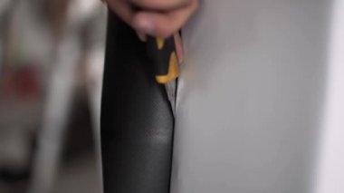 Kamera beyaz sayfa sarı kağıt bıçak ile kesme workermans eller gösterir.