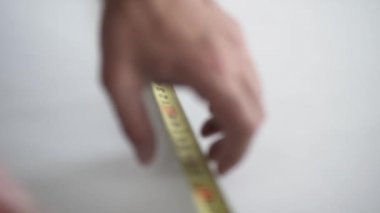 Olgun sarı cetvel ve kırmızı kalem işaretleri beyaz kağıda yapma ile el mans.