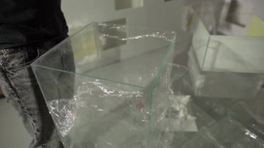 Erkek koyu t-shirt ve jeans eldiven ile'büyük kare şekilli cam vazo mendil.