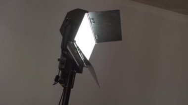 Kamera açık siyah Fresnel karanlık odada tek başına yerleştirilen ışık gösteriyor.