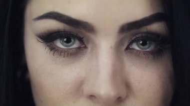 Kadın, büyük dudaklar, sevimli mavi gözleri ve uzun siyah saçları güzel yüzü.