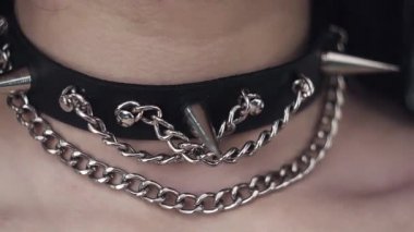 Gümüş zincir ile yakından görmek siyah giyen kadın boyun deri yaka.