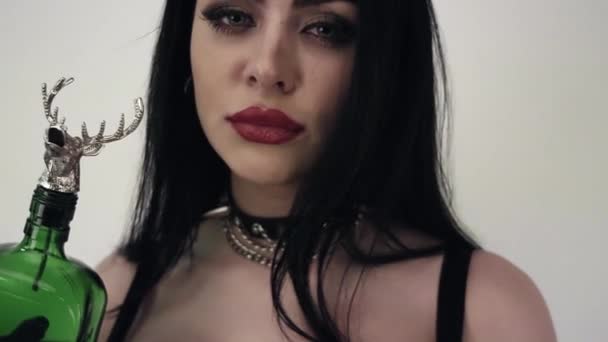 Face of pretty woman with big lips, cute blue eyes, long black hair and collar. — Stock Video