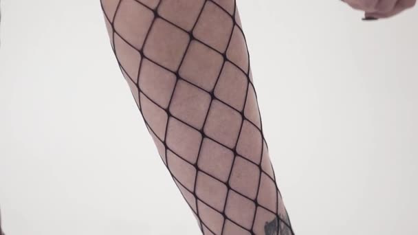 Girlss fekete cipő fekete kockás harisnya lábak bemutatása. — Stock videók