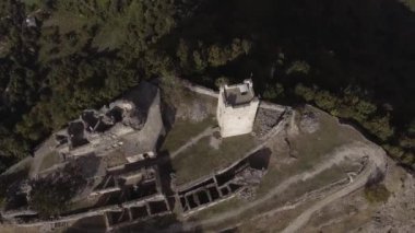 Quadcopter Abhazya güzel Anacopia Kalesi'nin güneşli yaz günü gösterir.