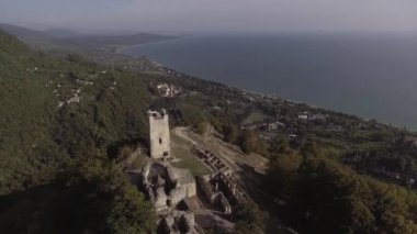 Drone inanılmaz Anacopia kale ve Karadeniz güneşli yaz gününde gösterir
