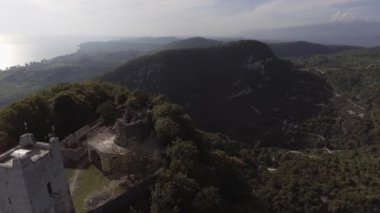 Uzun kıyı sahil inanılmaz mavi gökyüzü ile güneşli gün yaz Vadisi ve yeşil tepeleri ile bağlanma ile güzel Anacopia kalede Abhazya ve şaşırtıcı Karadeniz üzerinden dron kamera sinekler.