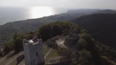 Drone güzel Anacopia kale ve Karadeniz güneşli yaz gününde gösterir