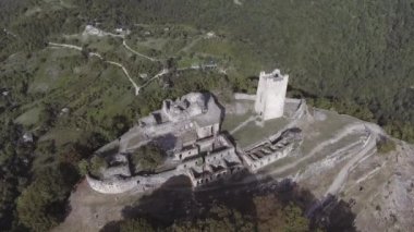 Quadcopter Abhazya eski Anacopia Kalesi'nin güneşli yaz günü gösterir.