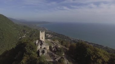 Güneşli yaz gününde Anacopia kale ve Karadeniz'in muhteşem manzara