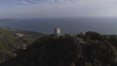 Eski Anacopia kalede Abhazya ve Karadeniz güneşli yaz gününde toplayan