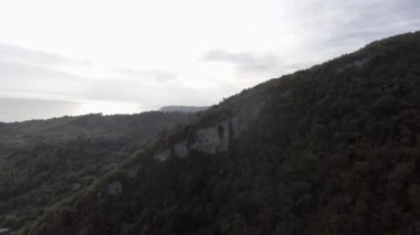 Mağara, Karadeniz, Abhaz shorecost yeşil tepenin harika manzara