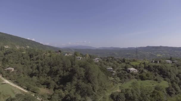 Vista aérea do vale agradável com árvores, arbustos e colinas verdes no dia de verão — Vídeo de Stock