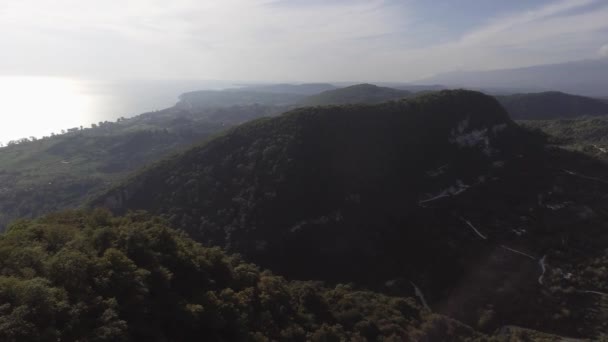 Csodálatos táj, a zöld domb, a Fekete-tenger, a hosszú sorban és a fák-völgy — Stock videók