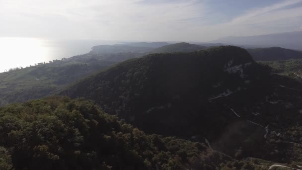 Meraviglioso paesaggio di verde collina, Mar Nero, Abcasia, costa e valle . — Video Stock