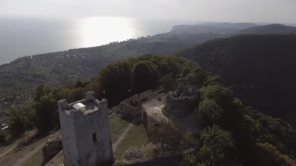 Drone démontre belle forteresse Anacopia et la mer Noire sur une journée ensoleillée d'été 