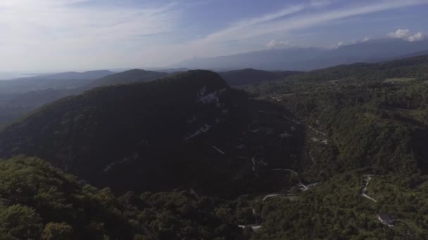Látványos táj és zöld hegy, Fekete-tenger, Abházia, shorecost völgy. — Stock videók