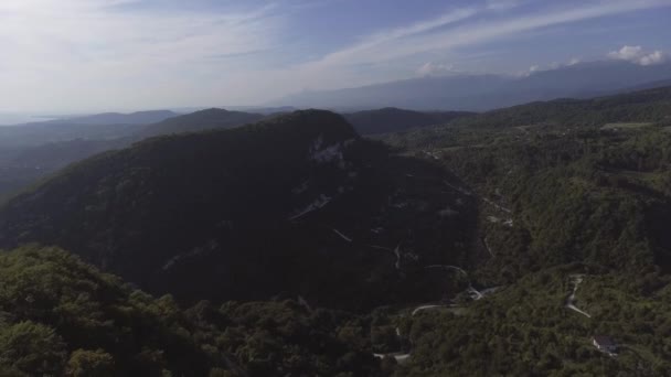 Spektakuläre Landschaft mit grünen Hügeln, schwarzem Meer, Abchasien, Küste und Tal. — Stockvideo