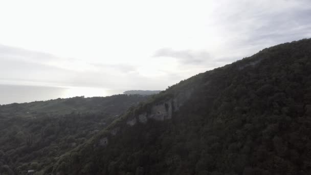 Paesaggio spettacolare di collina verde con grotta, Mar Nero, costa abcasica — Video Stock