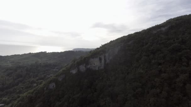 Maravilhoso cenário de colina verde com caverna, Mar Negro, shorecost da Abcásia — Vídeo de Stock