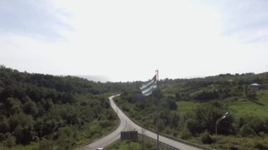 Quadcopter sallayarak Abhazya bayrağı yol özgeçmişlerine güneşli günde gösterir