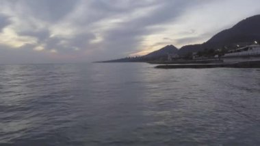 Karadeniz, sahil şeridi, yeşil hill ile bulutlu gökyüzü günbatımı adlı muhteşem sahne.
