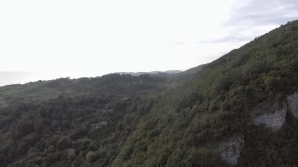 Захватывающий пейзаж зеленого холма с пещерой, Черное море, абхазский берег — стоковое видео