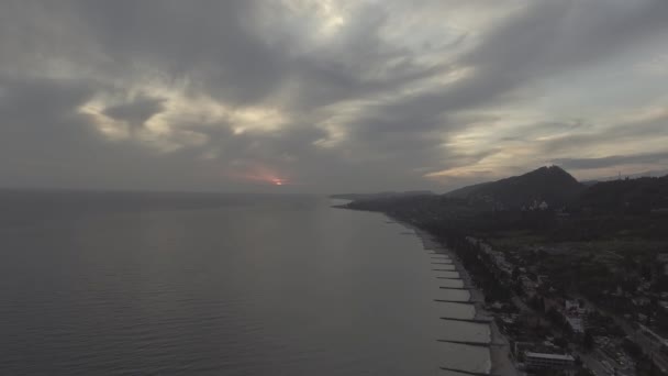 Dech beroucí scenérie moře, pobřeží, zelené kopce při západu slunce s oblohou. — Stock video